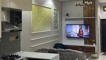 Deluxe Room, Non Smoking | Bathroom | Hydromassage showerhead, free toiletries, towels, soap