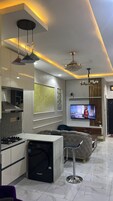 Una cocina moderna con estufa integrada, lavavajillas y un amplio ventanal.