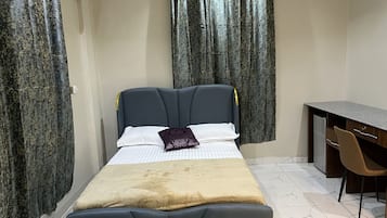 Hydromassage showerhead, free toiletries, towels, soap