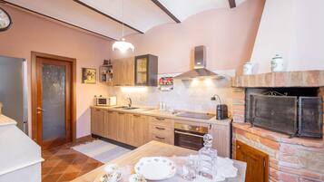 Frigorifero, microonde, forno, lavastoviglie