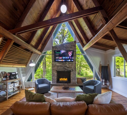 NEW A-Frame Hot Tub Lakeview w/Access Pets Firepit