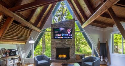 Lakefront with Lake Access•Hot Tub•Firepit•Pets