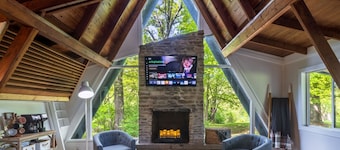 Lakefront with Lake Access•Hot Tub•Firepit•Pets