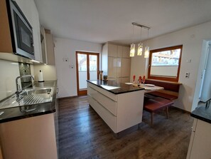 Kylskåp, ugn, diskmaskin och brödrost