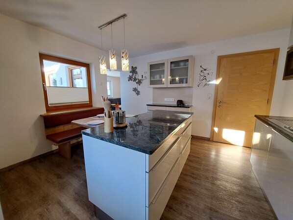 KĂŒhlschrank, Ofen, GeschirrspĂŒler, Toaster