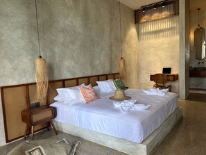 Suite Exclusive, 1 très grand lit, vue océan, en front de mer | Literie de qualité supérieure, surmatelas, minibar