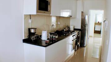 Geladeira, micro-ondas, fogão, cooktop