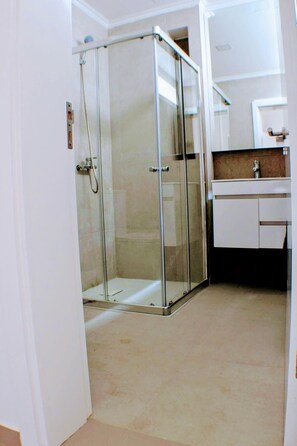 Douche, serviettes fournies, savon, papier toilette