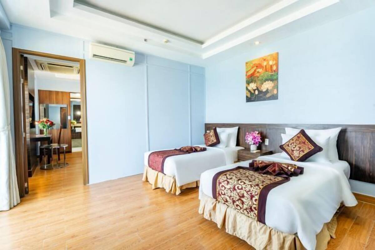In-room safe, desk, WiFi (free), bed sheets