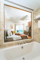 Habitación Premier con 1 cama doble o 2 individuales, varias camas, vistas al mar | Baño | Zapatillas