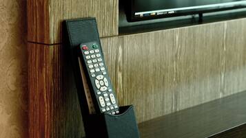 Un control remoto en un estuche de cuero sobre una superficie de madera.