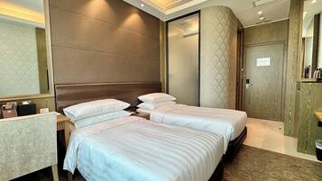 Deluxe Twin Room | In-room safe, desk, blackout drapes, iron/ironing board