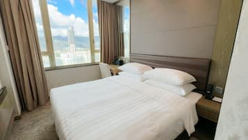 Habitación doble superior | Caja fuerte, escritorio, cortinas opacas y tabla de planchar con plancha