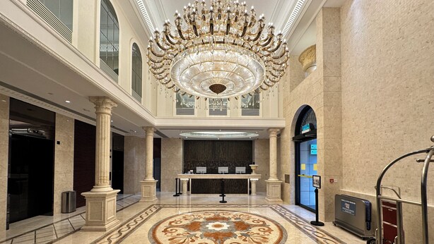 A lobby with a grand chandelier, marble flooring, and a reception desk. - Kew Green Hotel Mongkok (Kowloon)