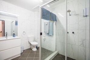 Douche, serviettes fournies, savon, papier toilette