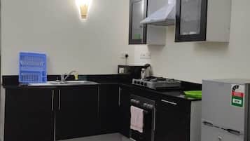 Comfort Studio | Private kitchen | Fridge, microwave, cookware/dishes/utensils, dining tables