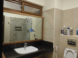 Comfort studio | Badkamer | Een douche, gratis toiletartikelen, pantoffels, een bidet