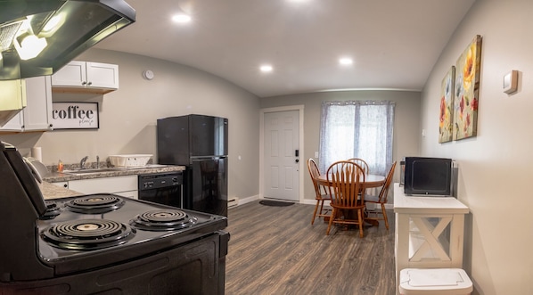 冷蔵庫、電子レンジ、オーブン、コンロ