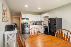 冷蔵庫、電子レンジ、オーブン、コンロ