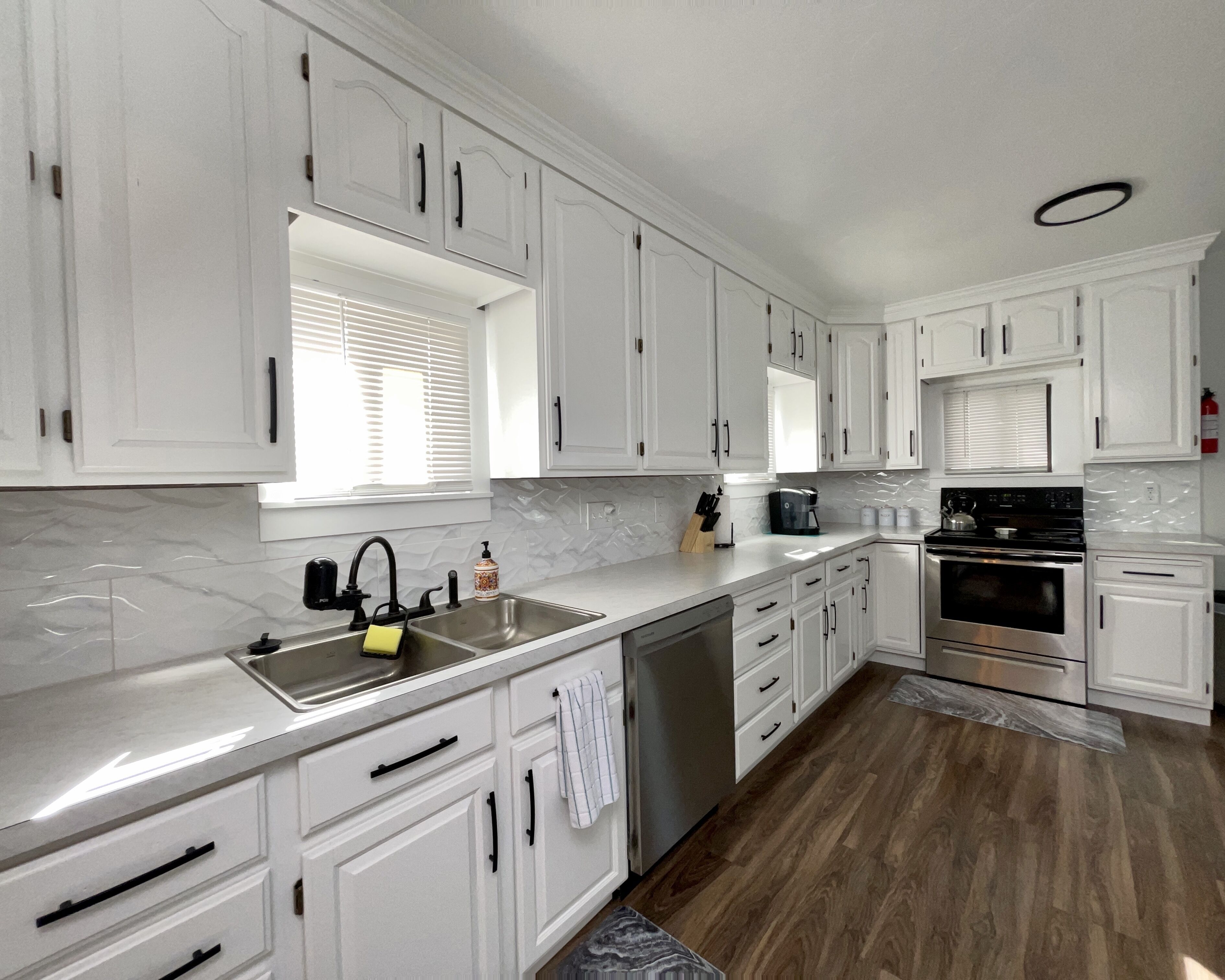 Adventure Here!  Hot Tub, BBQ, 4 Bedroom, Pet Friendly, Walk to Downtown Price!