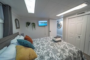 4 bedrooms, desk, iron/ironing board, travel cot