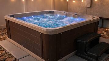 Indoor spa tub