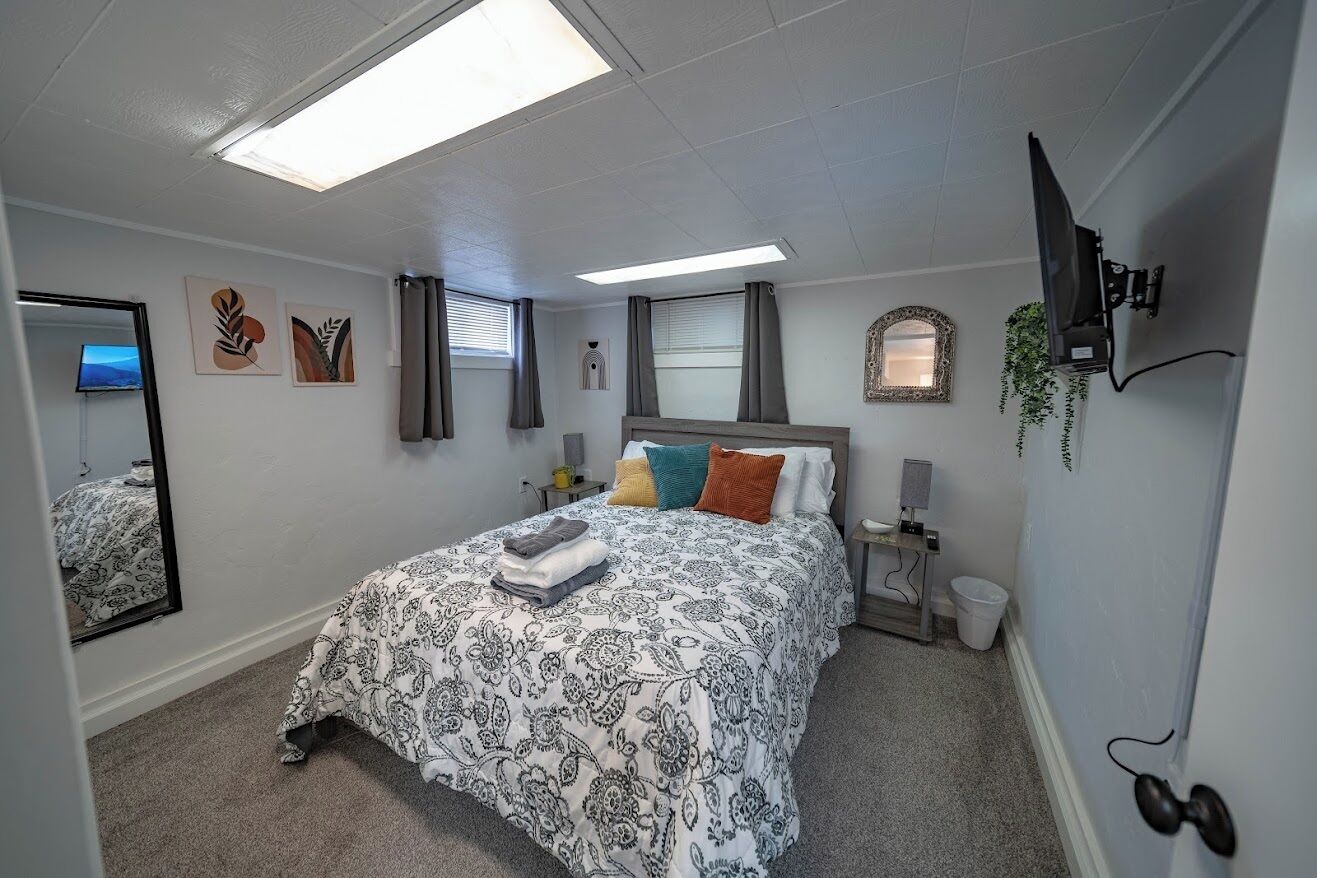 4 間睡房、書桌、熨斗/熨衫板、可攜式嬰兒床