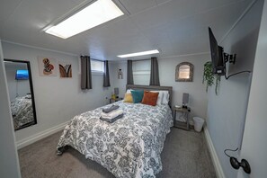 4 間睡房、書桌、熨斗/熨衫板、可攜式嬰兒床