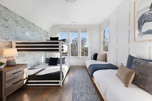 4 dormitorios, escritorio, tabla de planchar con plancha y cuna de viaje