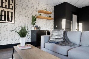 Una Smart TV, una chimenea, una mesa de tenis de mesa, libros