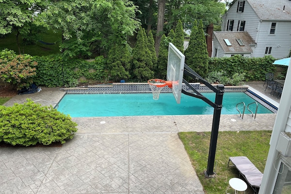 Una piscina al aire libre, una piscina climatizada