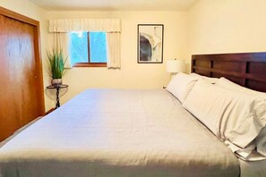 5 slaapkamers, een bureau, een strijkplank/strijkijzer, wifi