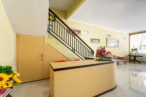 Reception - OYO Life 3003 Wisma Handayani Syariah (Wonosari)