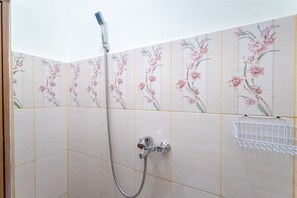 Bathroom - OYO Life 3003 Wisma Handayani Syariah (Wonosari)