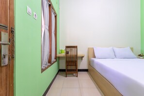 Standard Double Room | Free WiFi, bed sheets - OYO Life 3003 Wisma Handayani Syariah (Wonosari)