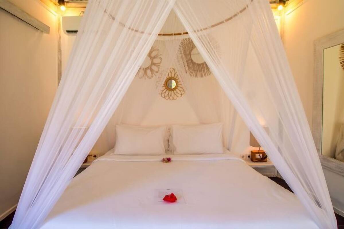 Egyptian cotton sheets, premium bedding, minibar, in-room safe