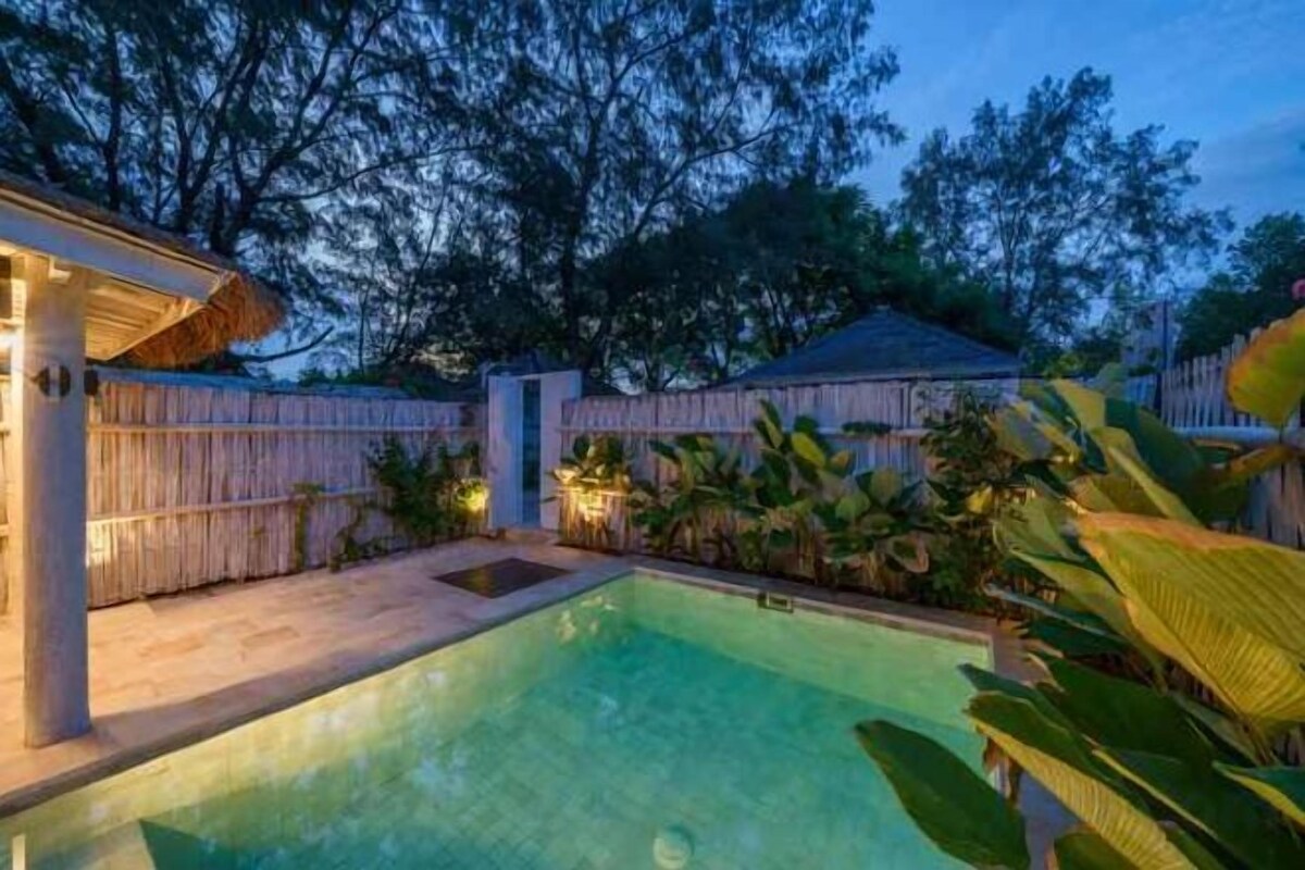 Una piscina al aire libre