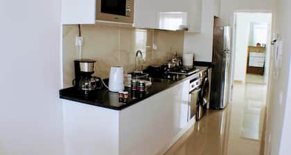 Kingfisher Plateau. 2A Apt on Rua Pedonal. Praia Central_ Near cafes & shops