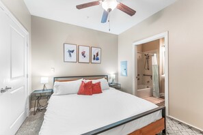 Apartment | 1 bedroom - Cute Soco 1BR King Suite w Gympickleballlaundry (Austin)