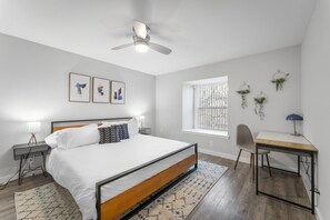 Apartment | 1 bedroom - Cute Soco 1BR King Suite w Gympickleballlaundry (Austin)