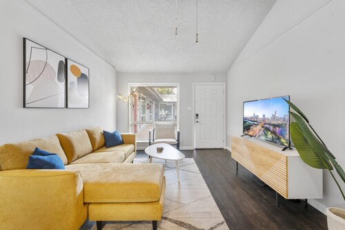 Prime Soco Comfy 2BR King Suite w Pool Parking