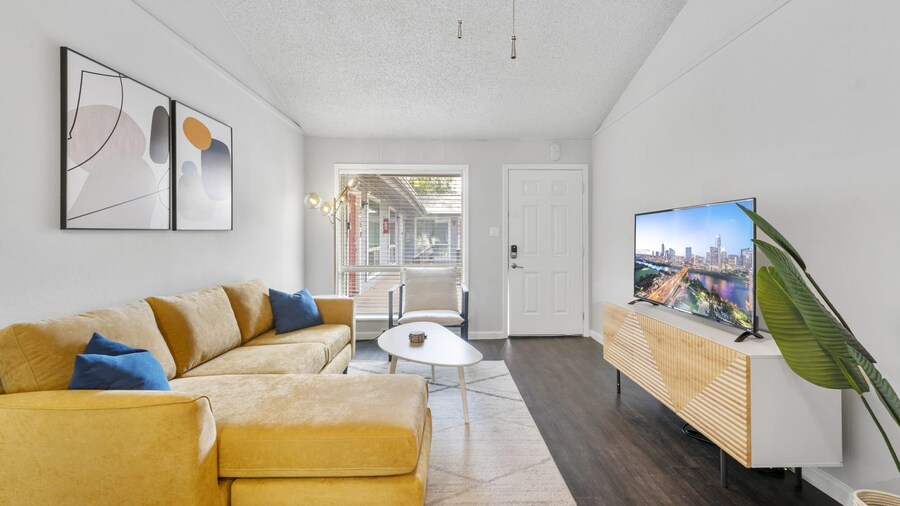 Prime Soco Comfy 2BR King Suite w Pool Parking