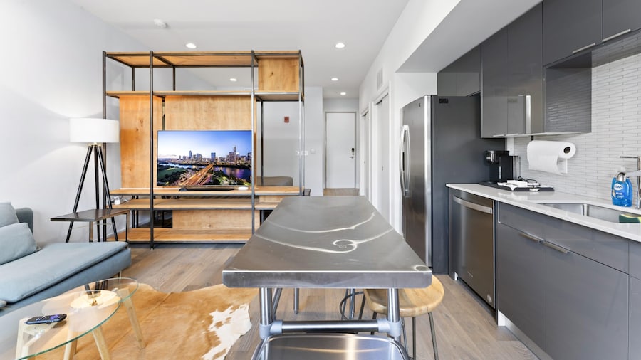 Prime East Downtown Studio w gym Washer Dryer