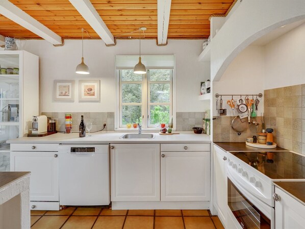 Fridge, microwave, dishwasher, cookware/dishes/utensils