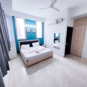 Deluxe Double Room | Desk, soundproofing, free WiFi - Roomshala 150 Happy Inn Vinod nagar (New Delhi)