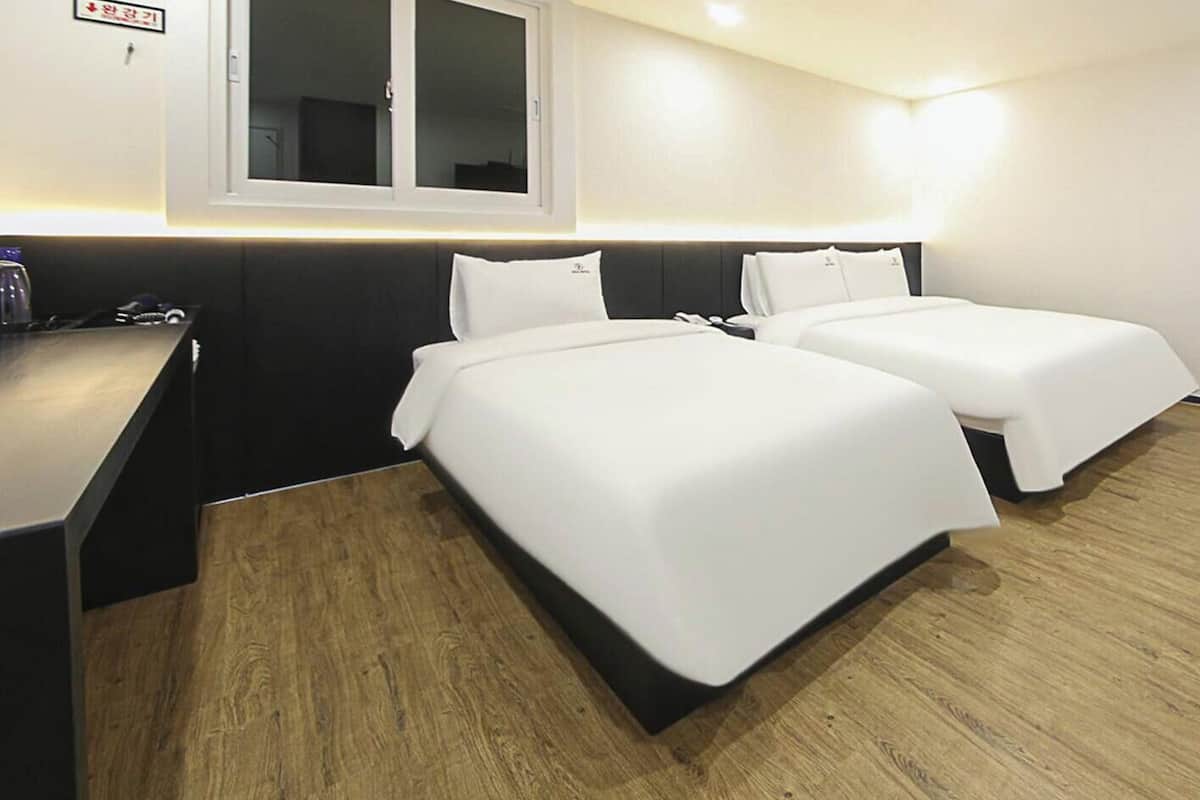 Premium Twin Room  No Parking | 办公桌、隔音、免费 WiFi、床单