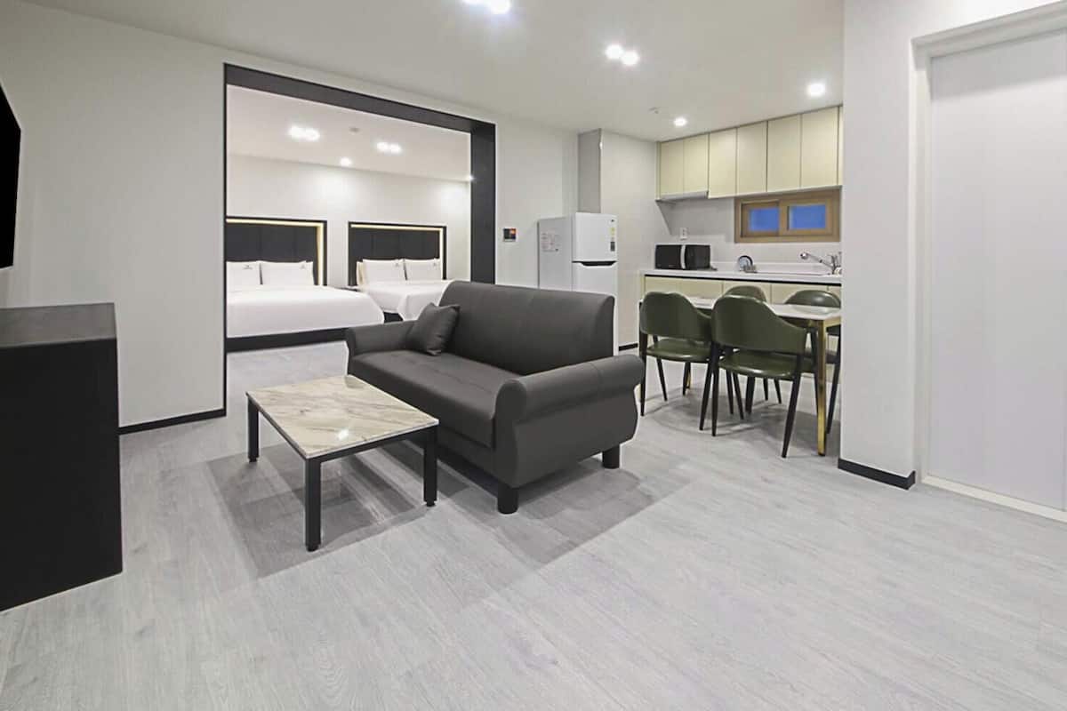 Family Suite  No Parking | 办公桌、隔音、免费 WiFi、床单