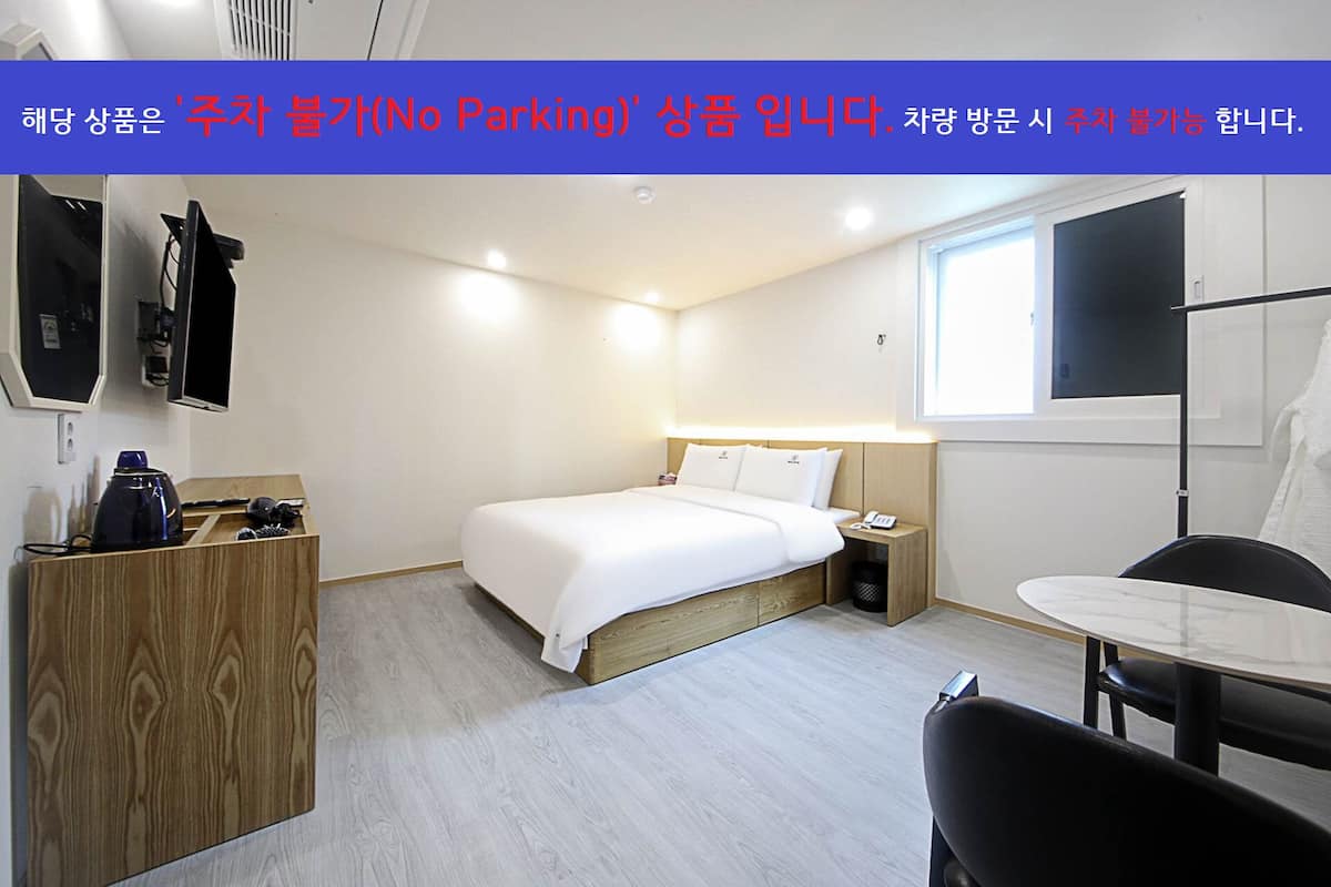 Deluxe Room No Parking  | 办公桌、隔音、免费 WiFi、床单