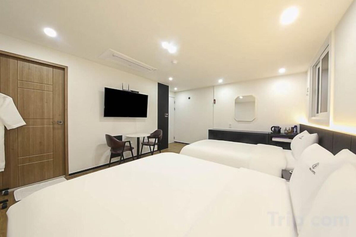 Desk, soundproofing, WiFi (free), bed sheets