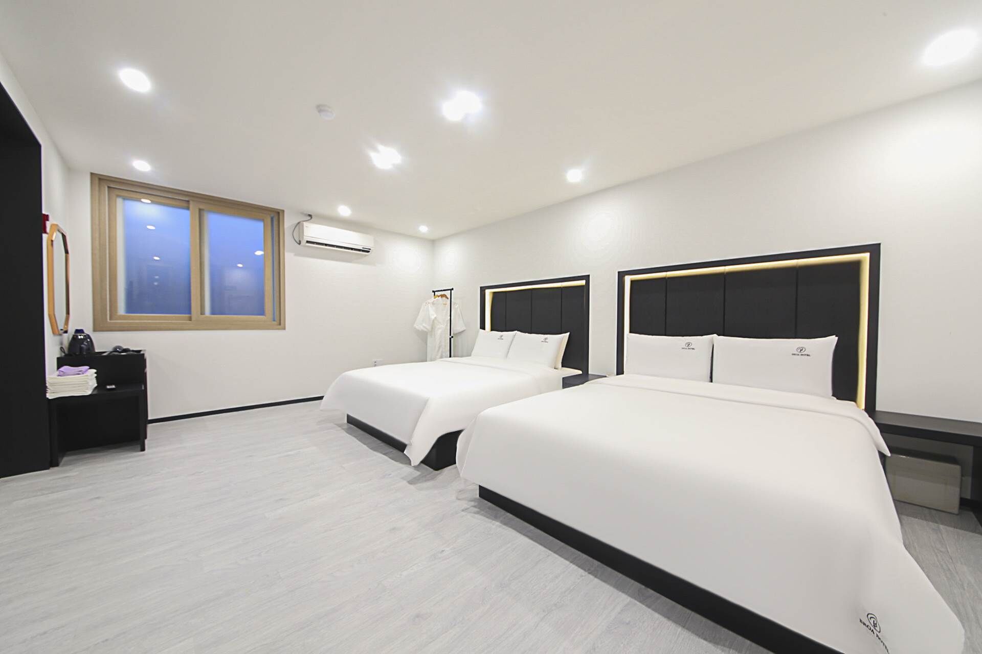 Family Suite  No Parking | Desk, soundproofing, free WiFi, bed sheets